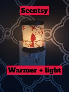 Scentsy Electric Wax Warmer for Outlet with Cardinals and Snow